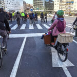 Cargo bike segue i manifestanti