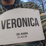 Il cartello al collo di un manifestande con il nome della vittima: Veronica